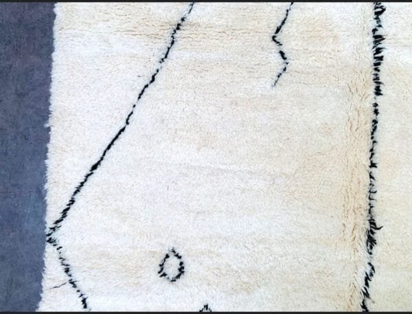 Latifa – Minimalist Moroccan Wool Rug - Tribal Design