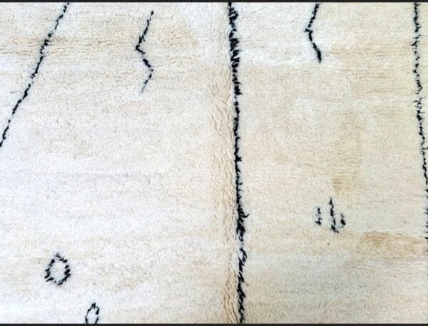 Latifa – Minimalist Moroccan Wool Rug - Tribal Design