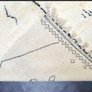 Latifa – Minimalist Moroccan Wool Rug - Tribal Design