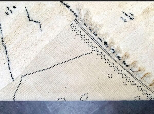 Latifa – Minimalist Moroccan Wool Rug - Tribal Design