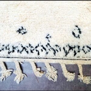 Latifa – Minimalist Moroccan Wool Rug - Tribal Design