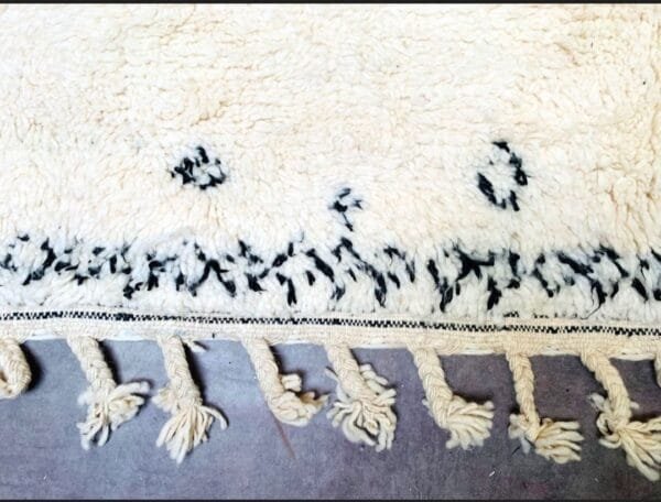 Latifa – Minimalist Moroccan Wool Rug - Tribal Design