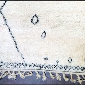 Latifa – Minimalist Moroccan Wool Rug - Tribal Design