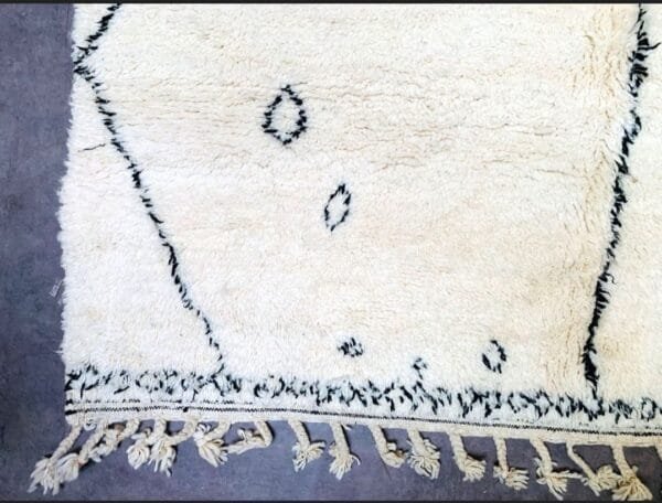 Latifa – Minimalist Moroccan Wool Rug - Tribal Design